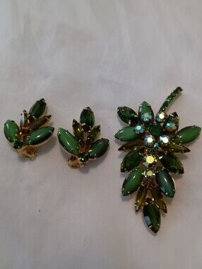 VINTAGE D&E JULIANA GREEN AND AB RHINESTONE LEAF BROOCH & EARRING SET